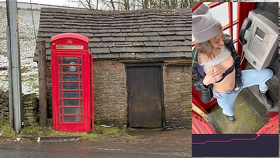 Жена дрочит в телефонной будке и громко кончает