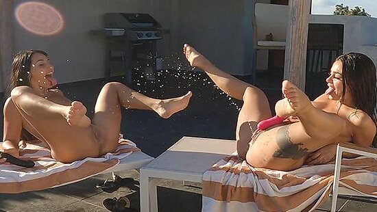 Лесби секс с крутым сквиртом