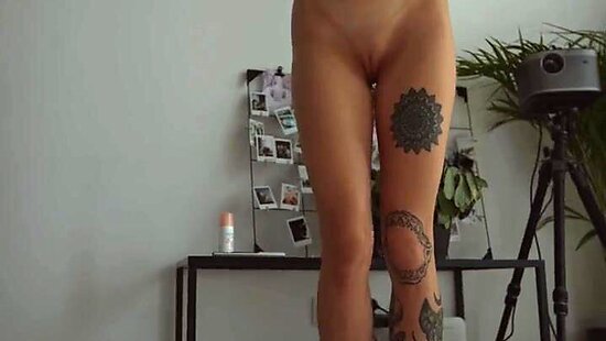 Молоденькая школьница круто сосет и получает камшот в рот