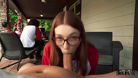 Mofos - Нимфа повелась на развод парня и отсосала ему в публичном кафе