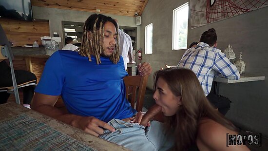 Жена шлюха изменила мужу с поваром а затем трахнулась с ним посреди клуба