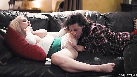 Милфа соблазнила своего молодого пасынка и заставили лизать свою пилотку