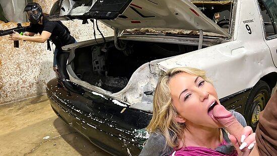 Администраторша ебется с игроком во время страйкбола