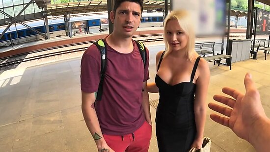 Жена шлюха трахается с незнакомцем в туалете поезда