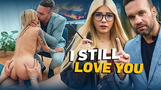 Муж помогает незнакомцу ебать свою жену шлюху