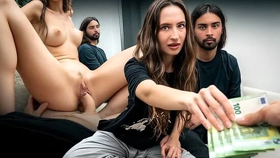 Горячая красотка за деньги готова изменить своему мужу куколду